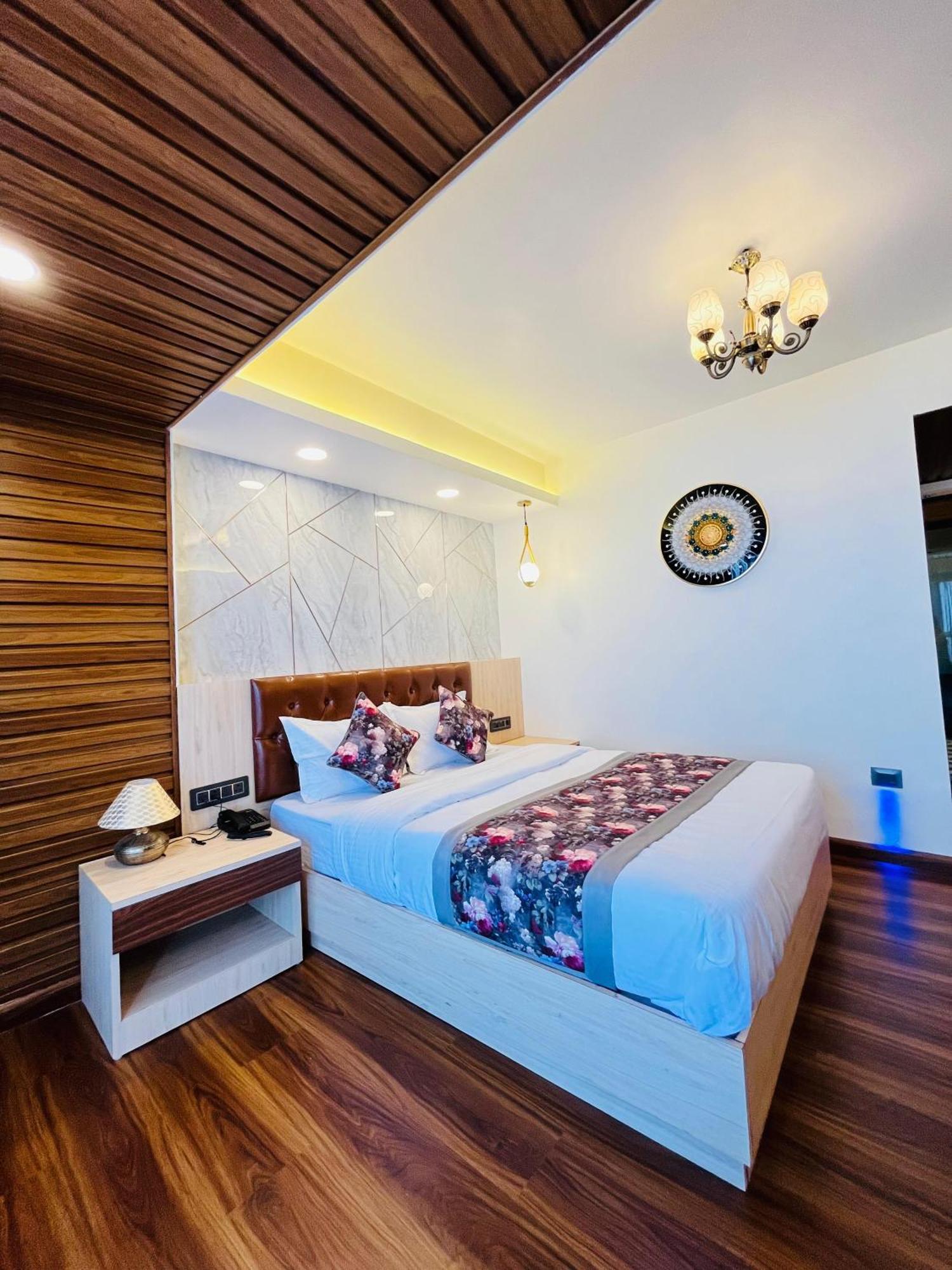 Luxury Stay At Hotel Broadway Boutique Mall Road Chowrasta Near Mahakal Temple Dardzsiling Kültér fotó