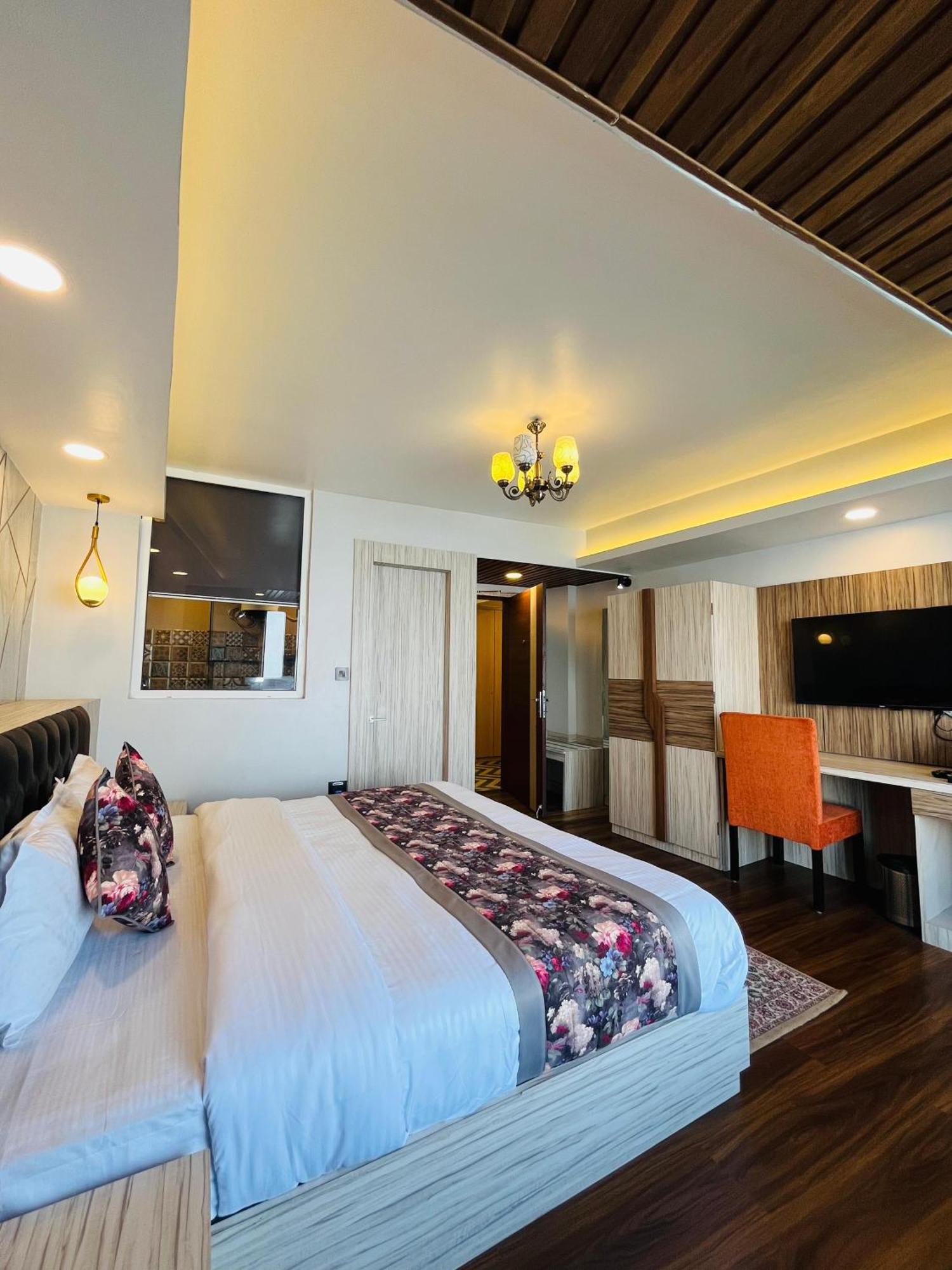 Luxury Stay At Hotel Broadway Boutique Mall Road Chowrasta Near Mahakal Temple Dardzsiling Kültér fotó