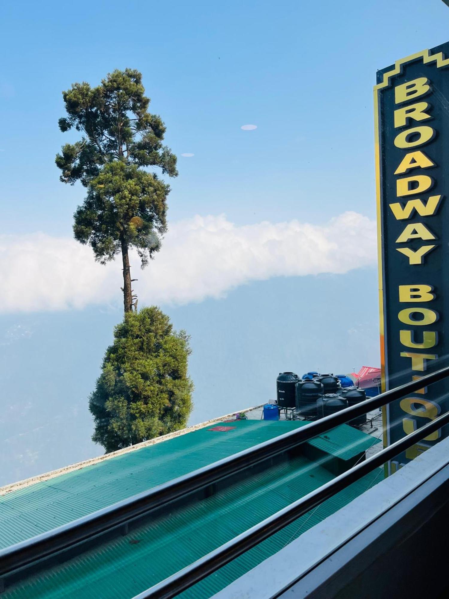 Luxury Stay At Hotel Broadway Boutique Mall Road Chowrasta Near Mahakal Temple Dardzsiling Kültér fotó