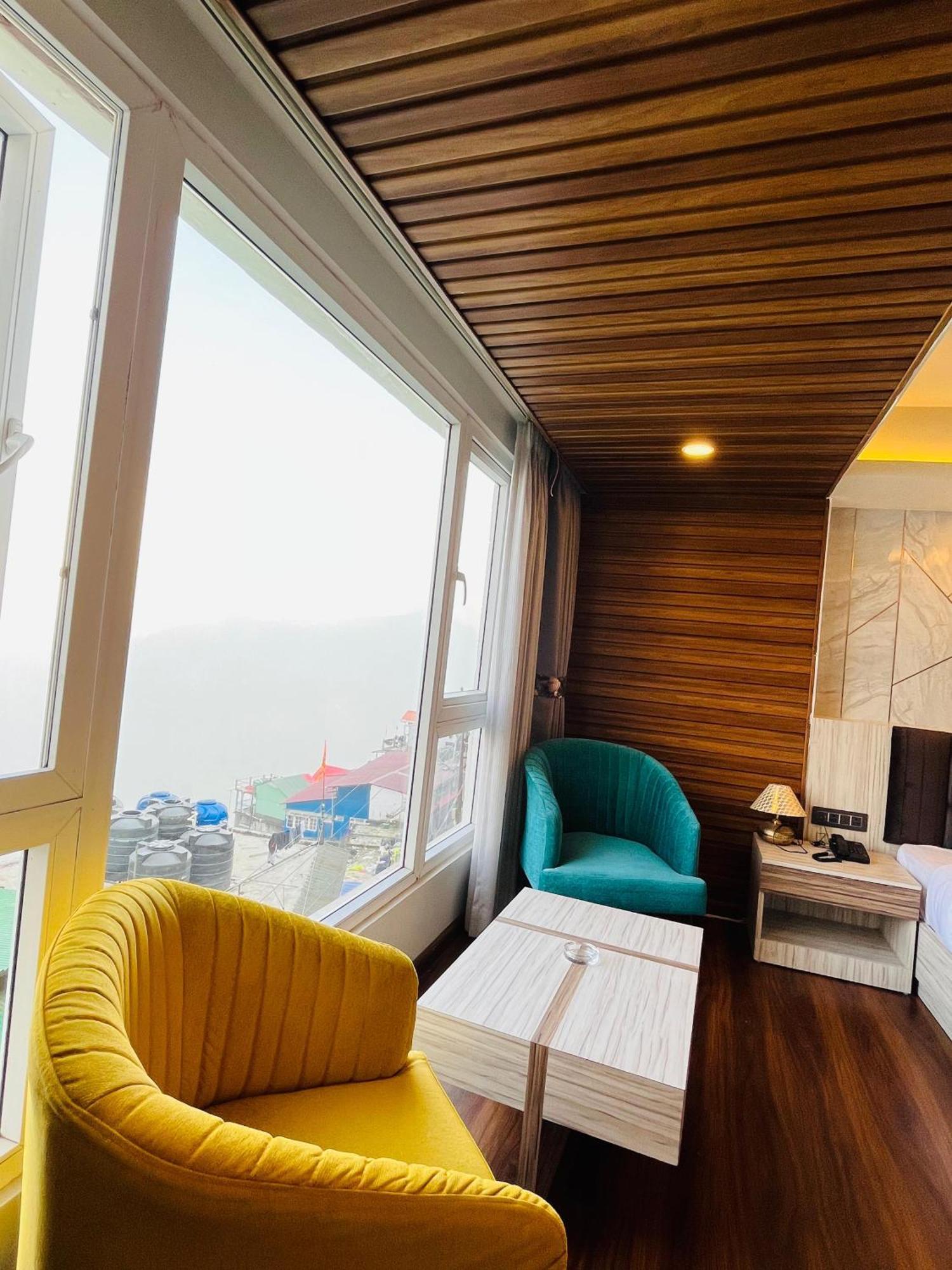 Luxury Stay At Hotel Broadway Boutique Mall Road Chowrasta Near Mahakal Temple Dardzsiling Kültér fotó