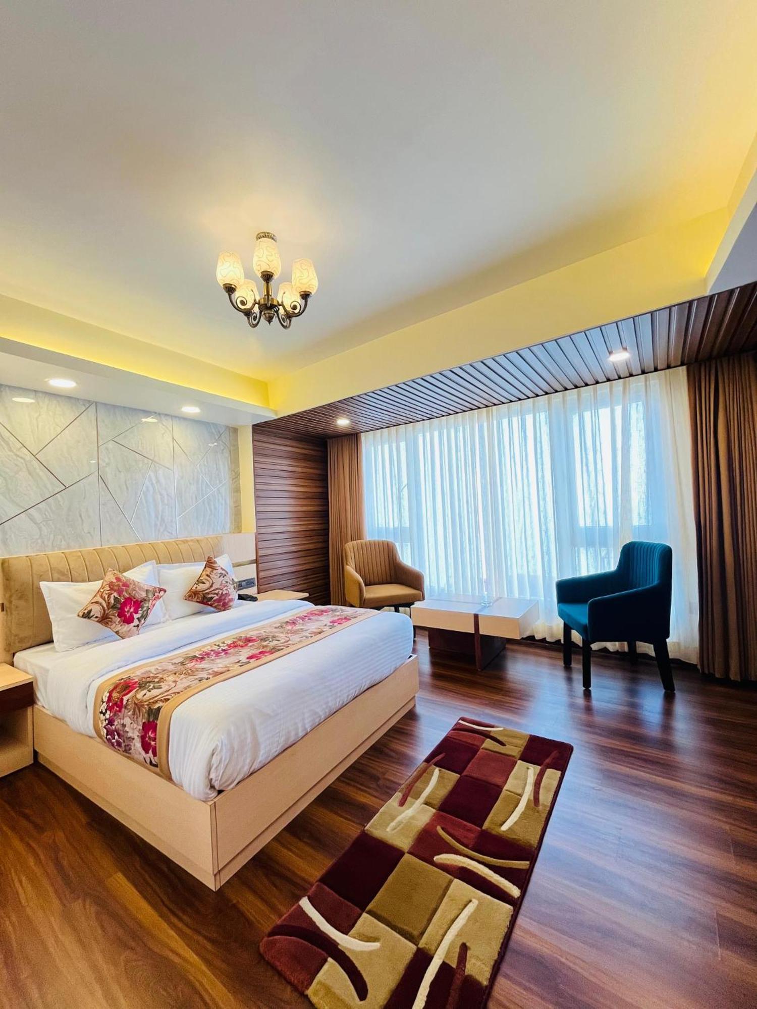Luxury Stay At Hotel Broadway Boutique Mall Road Chowrasta Near Mahakal Temple Dardzsiling Kültér fotó