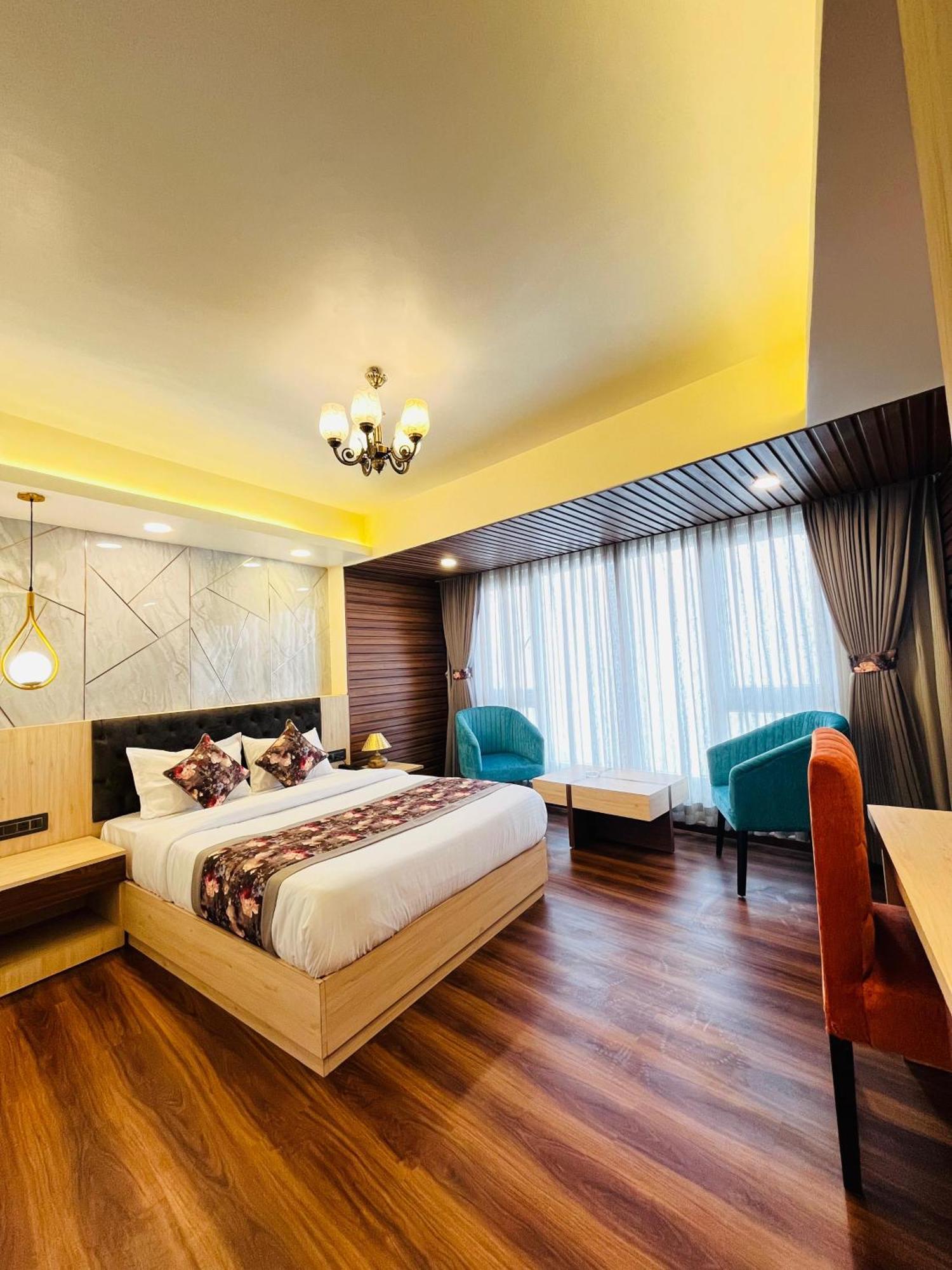 Luxury Stay At Hotel Broadway Boutique Mall Road Chowrasta Near Mahakal Temple Dardzsiling Kültér fotó