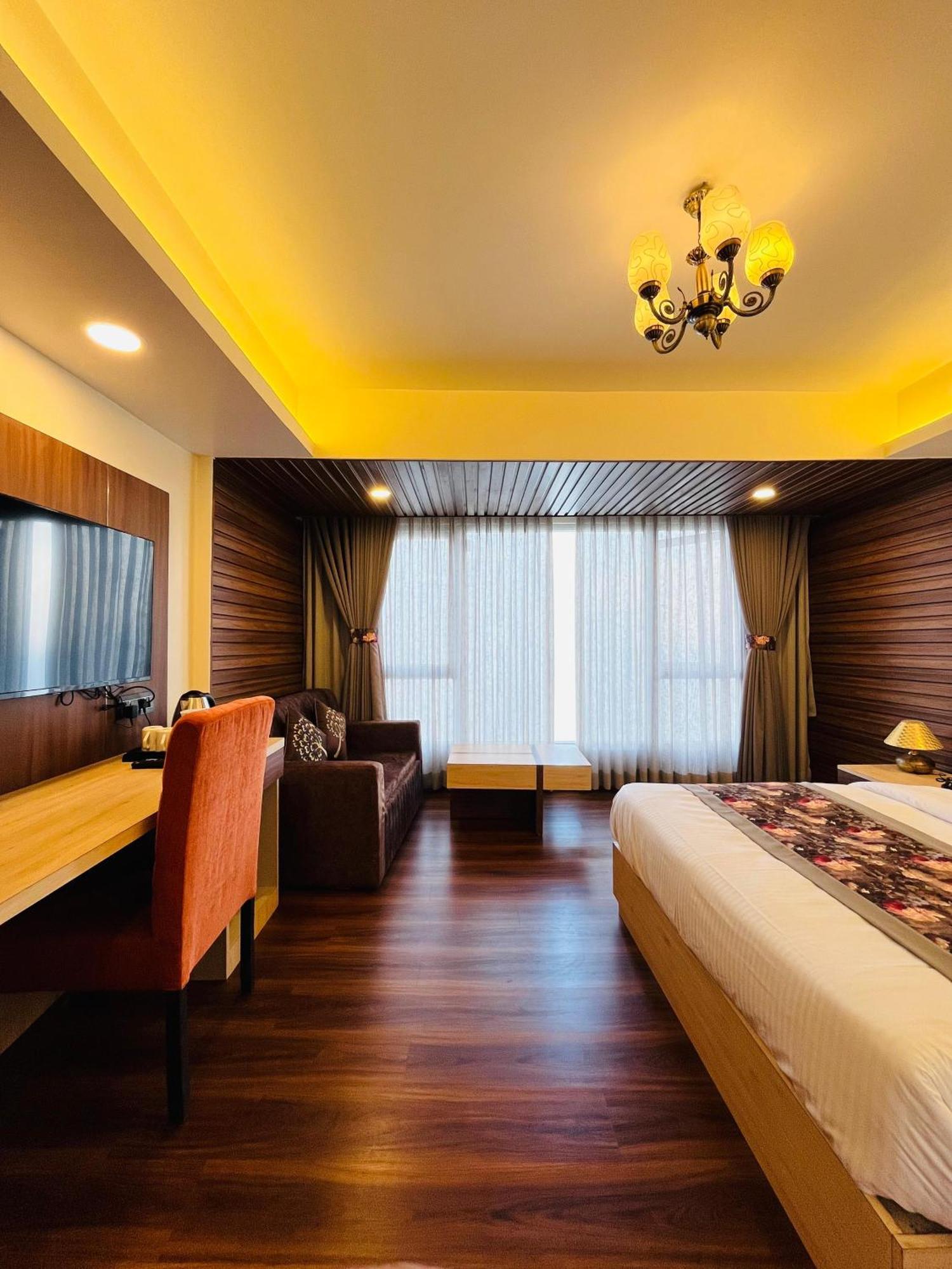 Luxury Stay At Hotel Broadway Boutique Mall Road Chowrasta Near Mahakal Temple Dardzsiling Kültér fotó