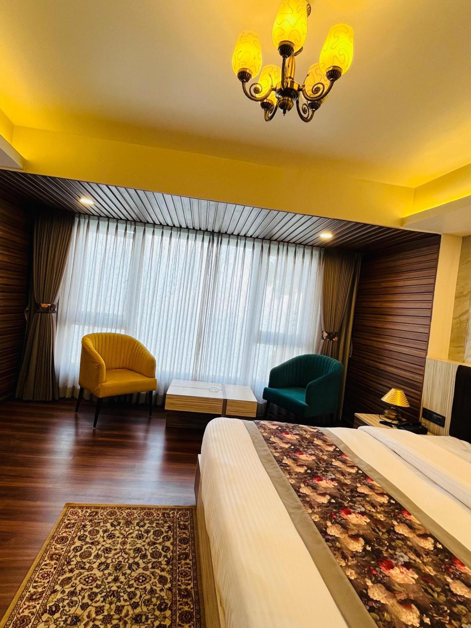 Luxury Stay At Hotel Broadway Boutique Mall Road Chowrasta Near Mahakal Temple Dardzsiling Kültér fotó