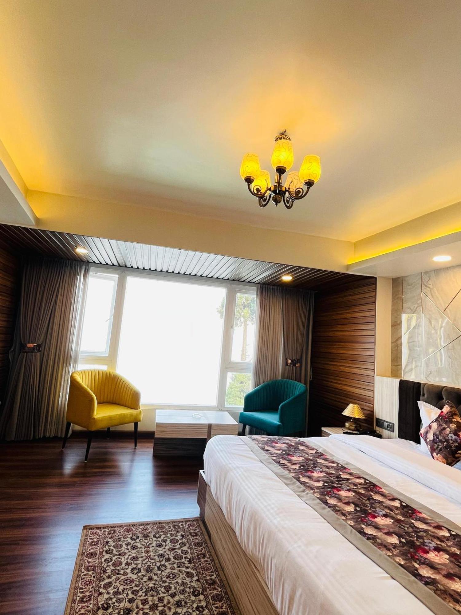Luxury Stay At Hotel Broadway Boutique Mall Road Chowrasta Near Mahakal Temple Dardzsiling Kültér fotó