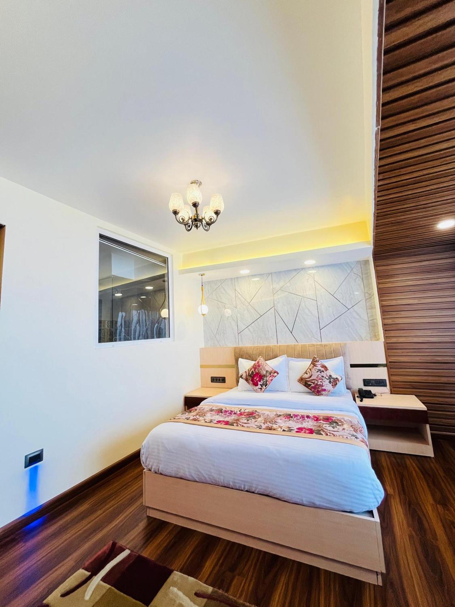 Luxury Stay At Hotel Broadway Boutique Mall Road Chowrasta Near Mahakal Temple Dardzsiling Kültér fotó