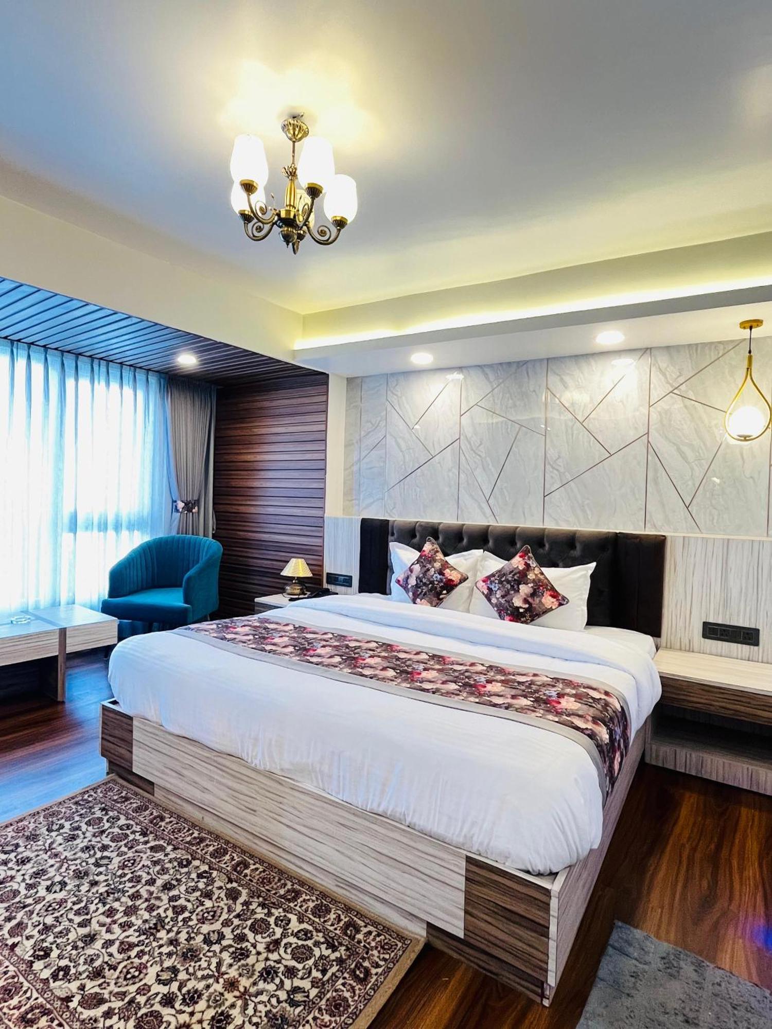 Luxury Stay At Hotel Broadway Boutique Mall Road Chowrasta Near Mahakal Temple Dardzsiling Kültér fotó