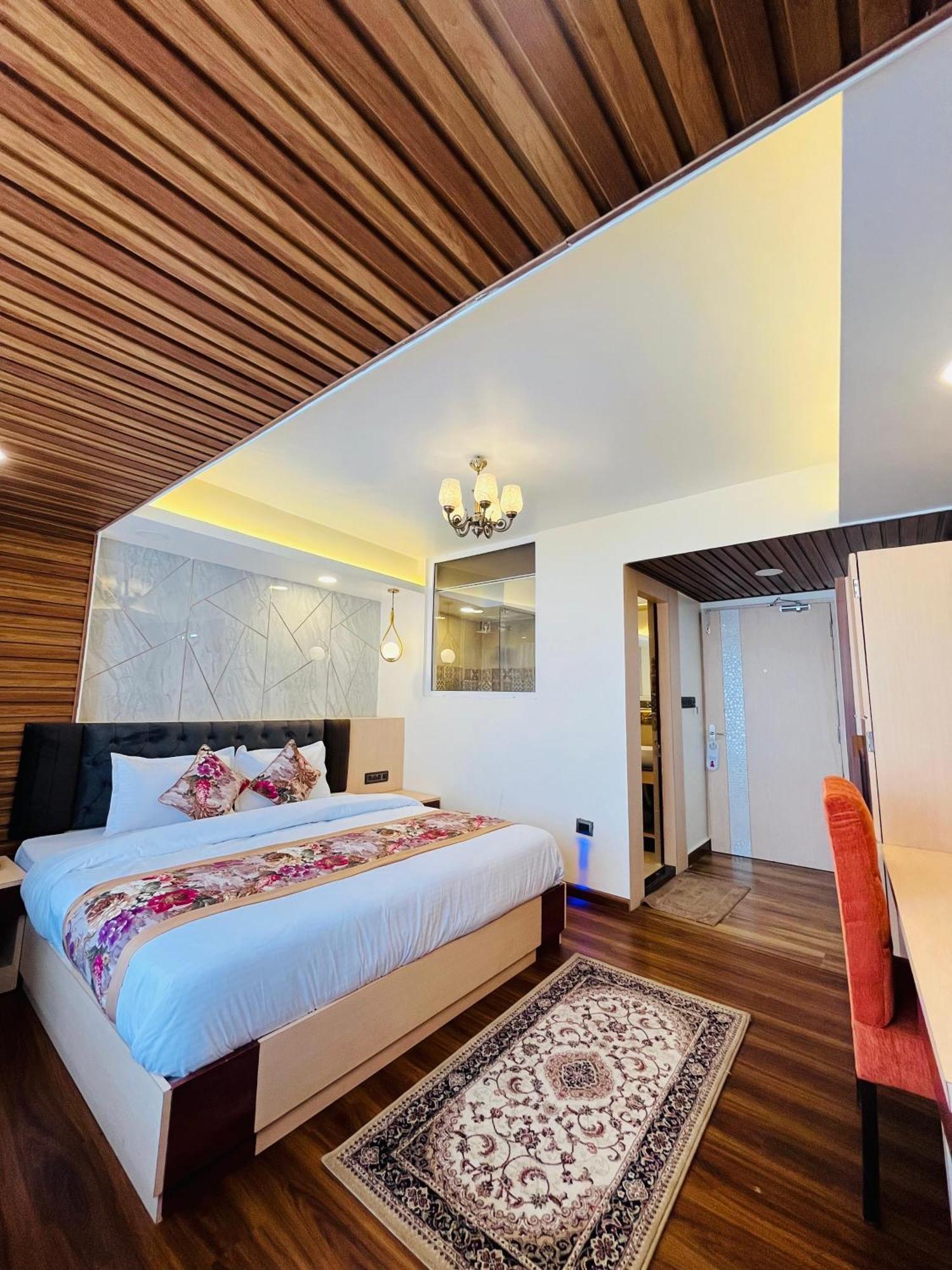 Luxury Stay At Hotel Broadway Boutique Mall Road Chowrasta Near Mahakal Temple Dardzsiling Kültér fotó