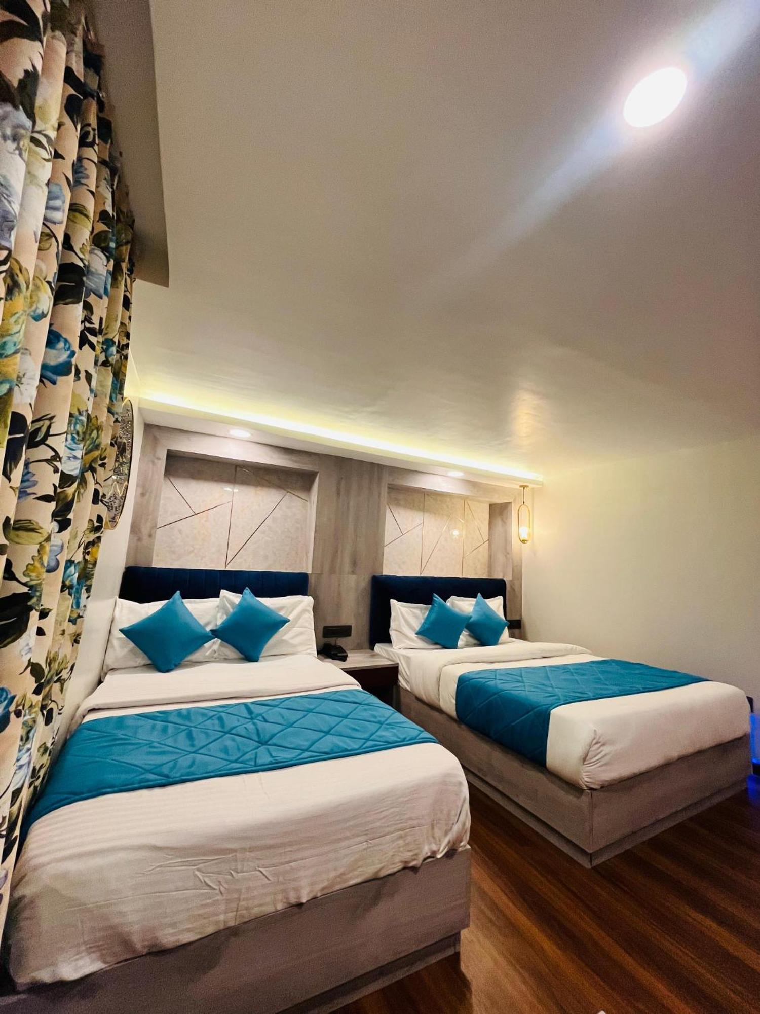 Luxury Stay At Hotel Broadway Boutique Mall Road Chowrasta Near Mahakal Temple Dardzsiling Kültér fotó