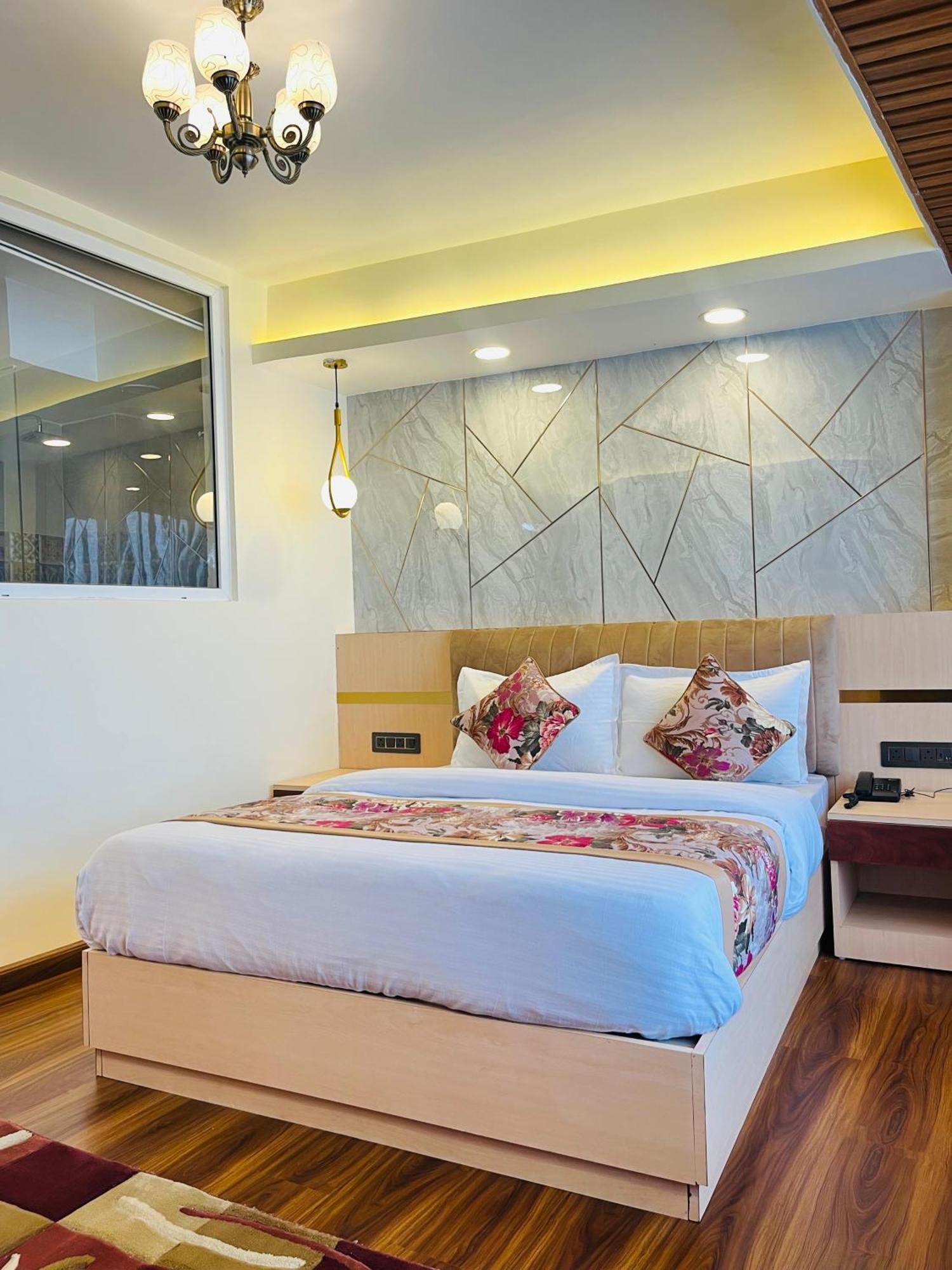 Luxury Stay At Hotel Broadway Boutique Mall Road Chowrasta Near Mahakal Temple Dardzsiling Kültér fotó
