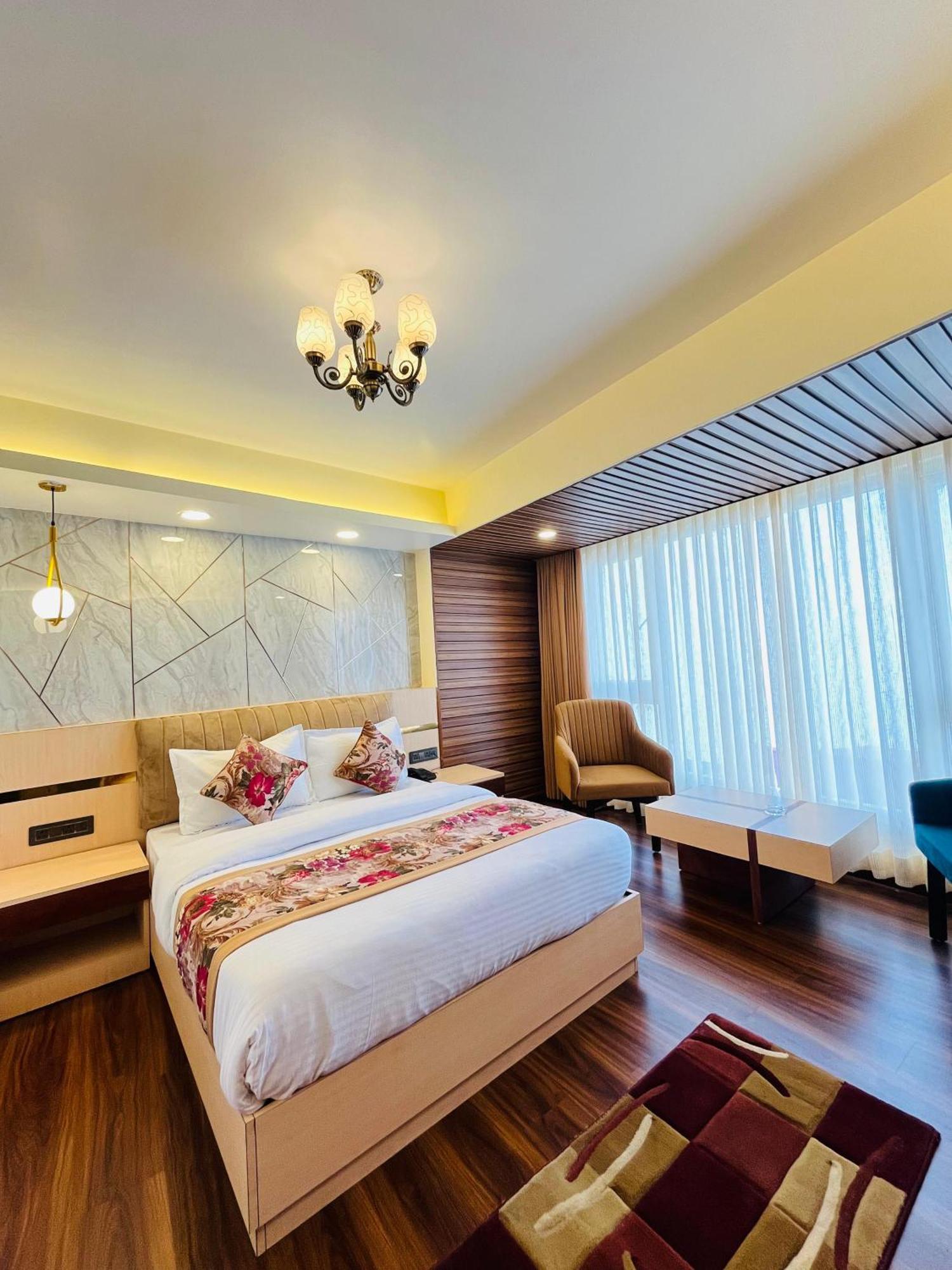 Luxury Stay At Hotel Broadway Boutique Mall Road Chowrasta Near Mahakal Temple Dardzsiling Kültér fotó