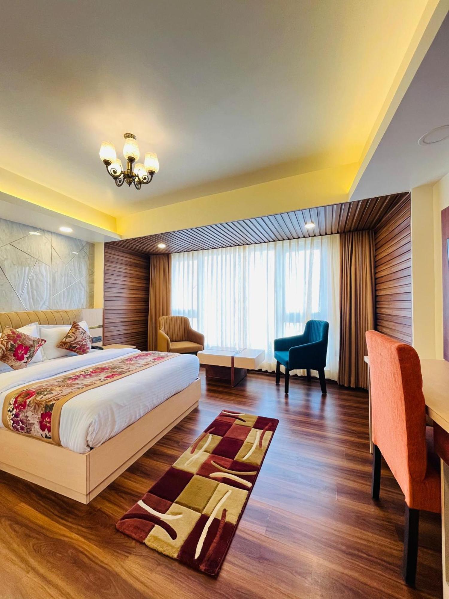 Luxury Stay At Hotel Broadway Boutique Mall Road Chowrasta Near Mahakal Temple Dardzsiling Kültér fotó