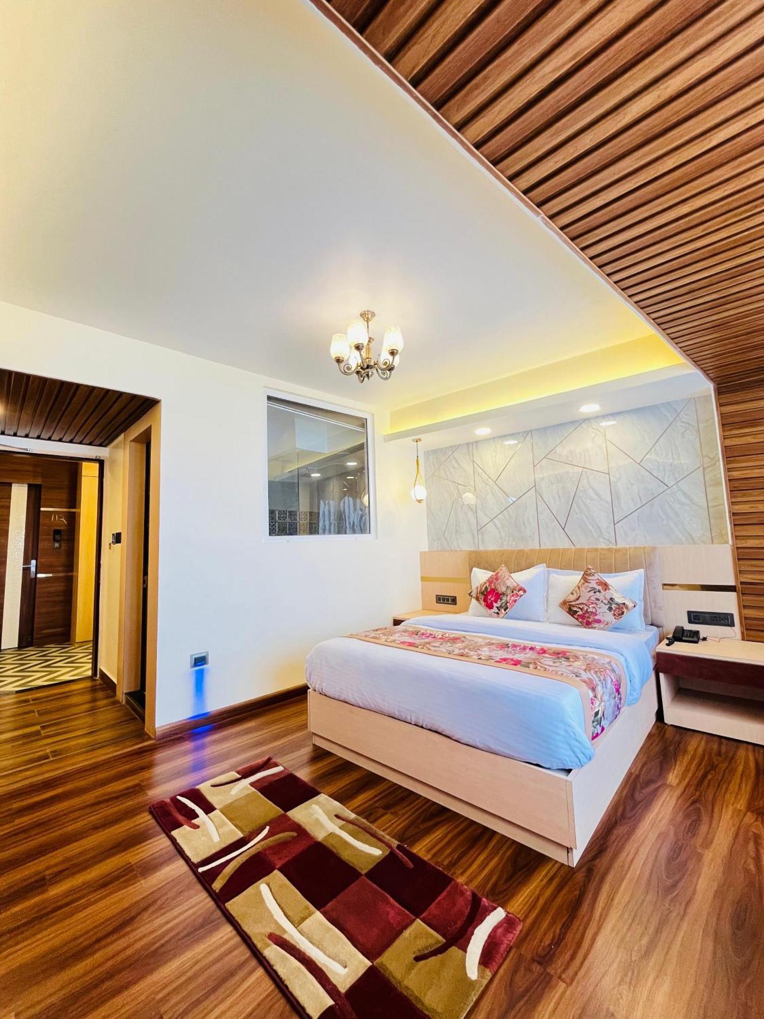 Luxury Stay At Hotel Broadway Boutique Mall Road Chowrasta Near Mahakal Temple Dardzsiling Kültér fotó