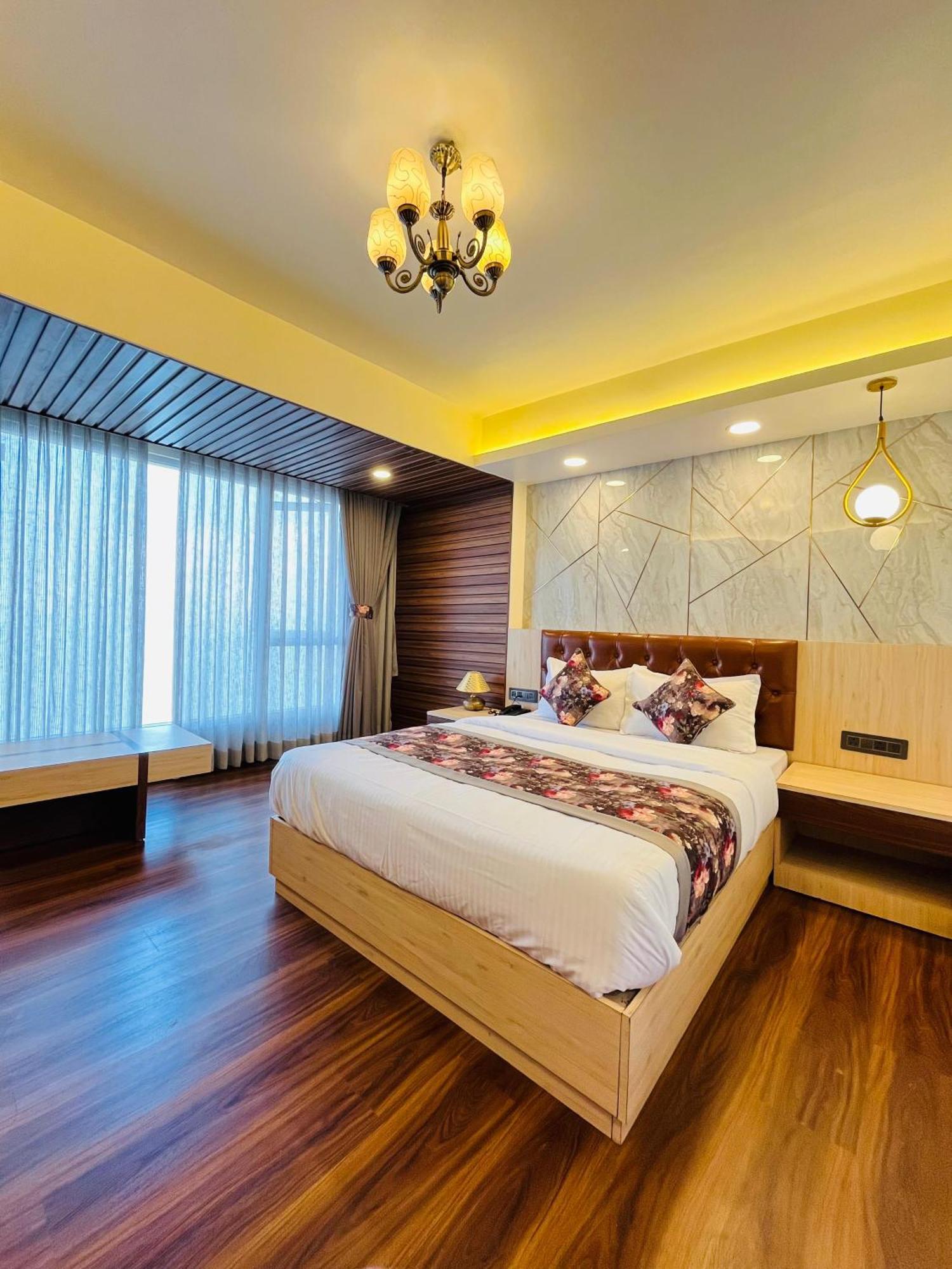 Luxury Stay At Hotel Broadway Boutique Mall Road Chowrasta Near Mahakal Temple Dardzsiling Kültér fotó