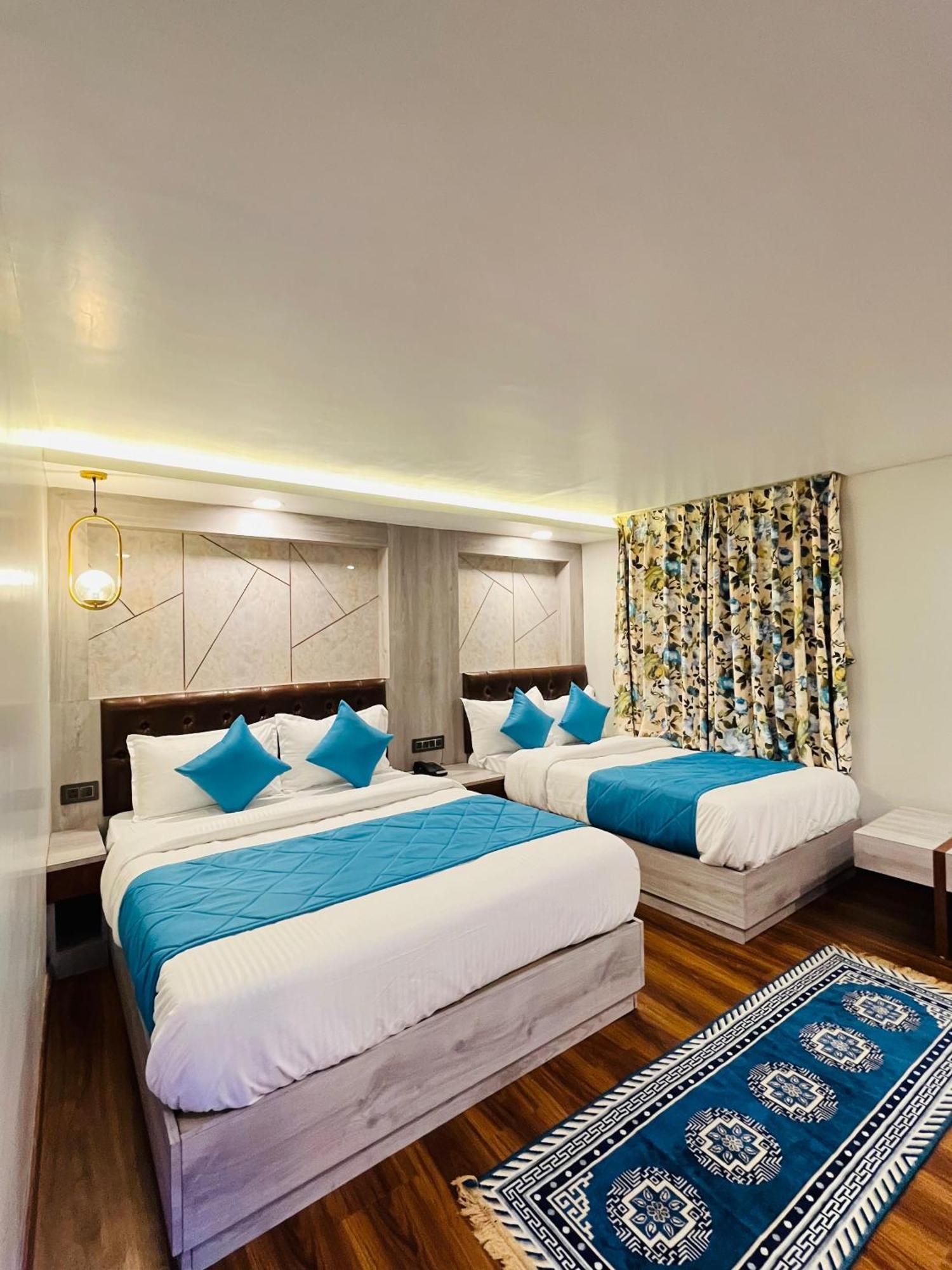Luxury Stay At Hotel Broadway Boutique Mall Road Chowrasta Near Mahakal Temple Dardzsiling Kültér fotó