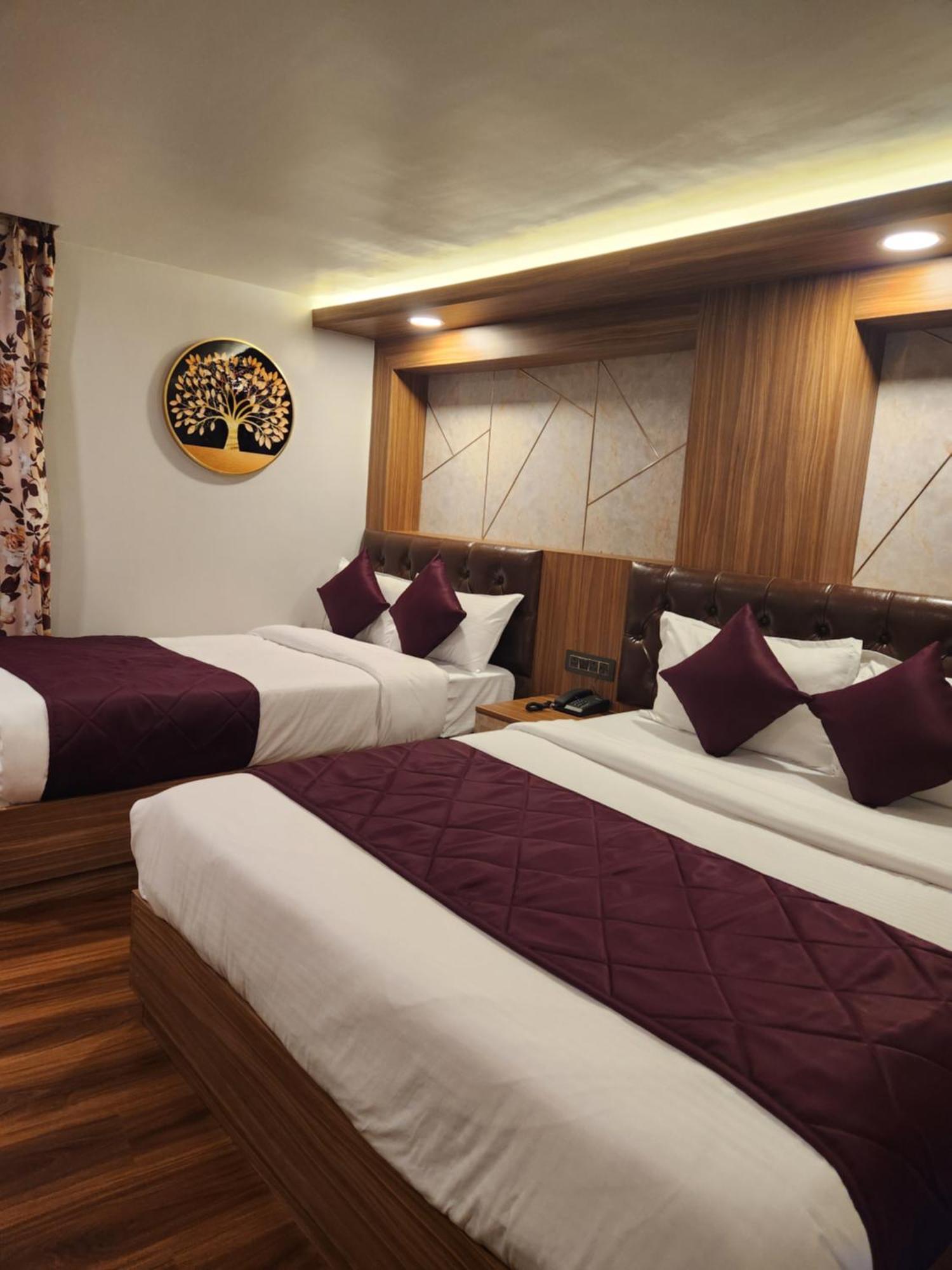 Luxury Stay At Hotel Broadway Boutique Mall Road Chowrasta Near Mahakal Temple Dardzsiling Kültér fotó