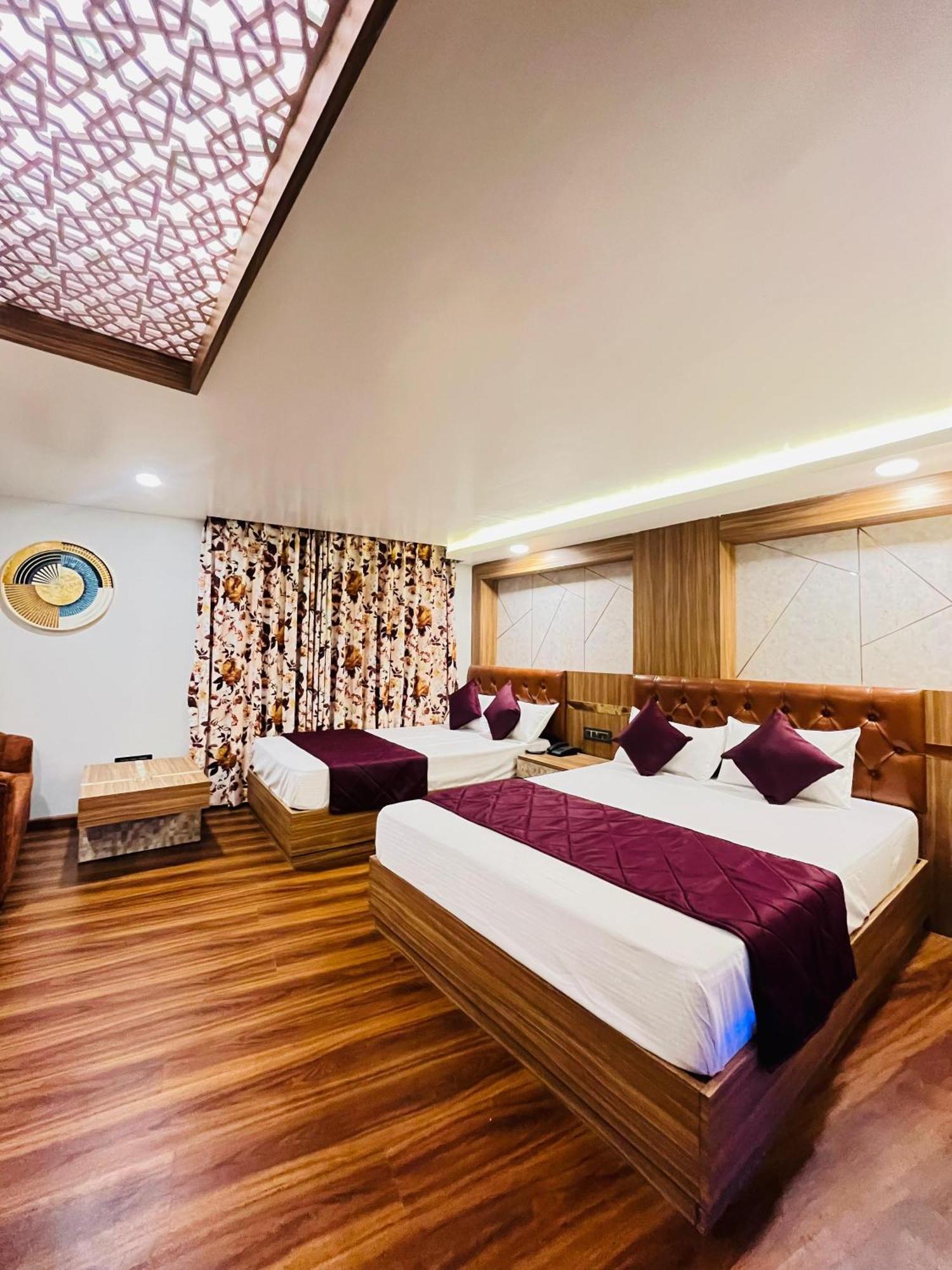 Luxury Stay At Hotel Broadway Boutique Mall Road Chowrasta Near Mahakal Temple Dardzsiling Kültér fotó