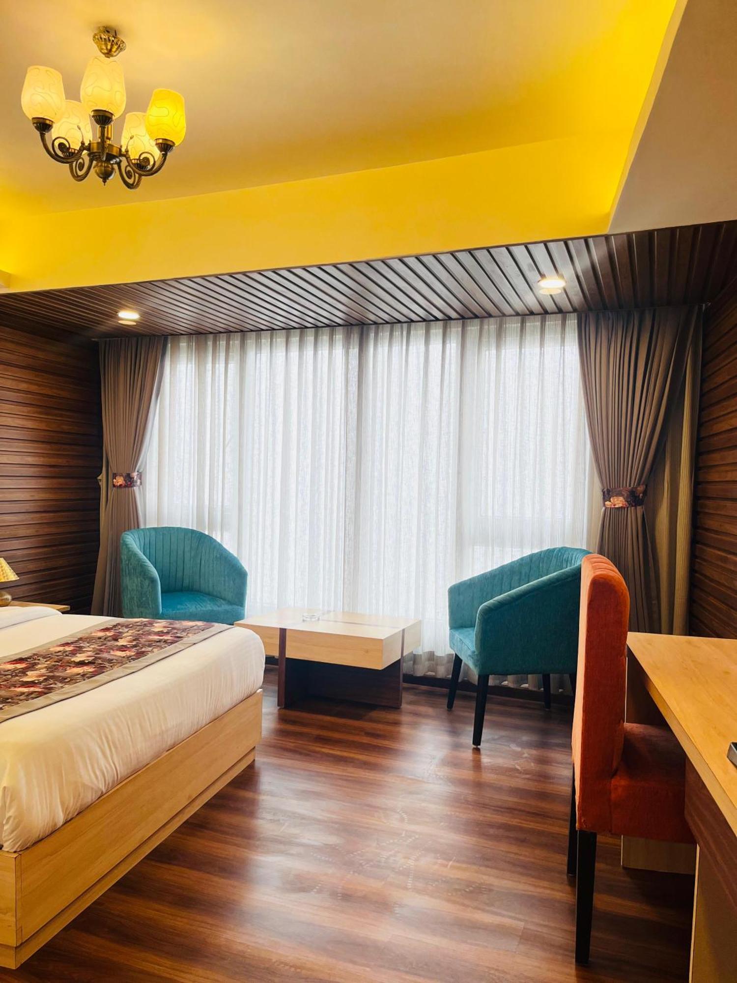 Luxury Stay At Hotel Broadway Boutique Mall Road Chowrasta Near Mahakal Temple Dardzsiling Kültér fotó