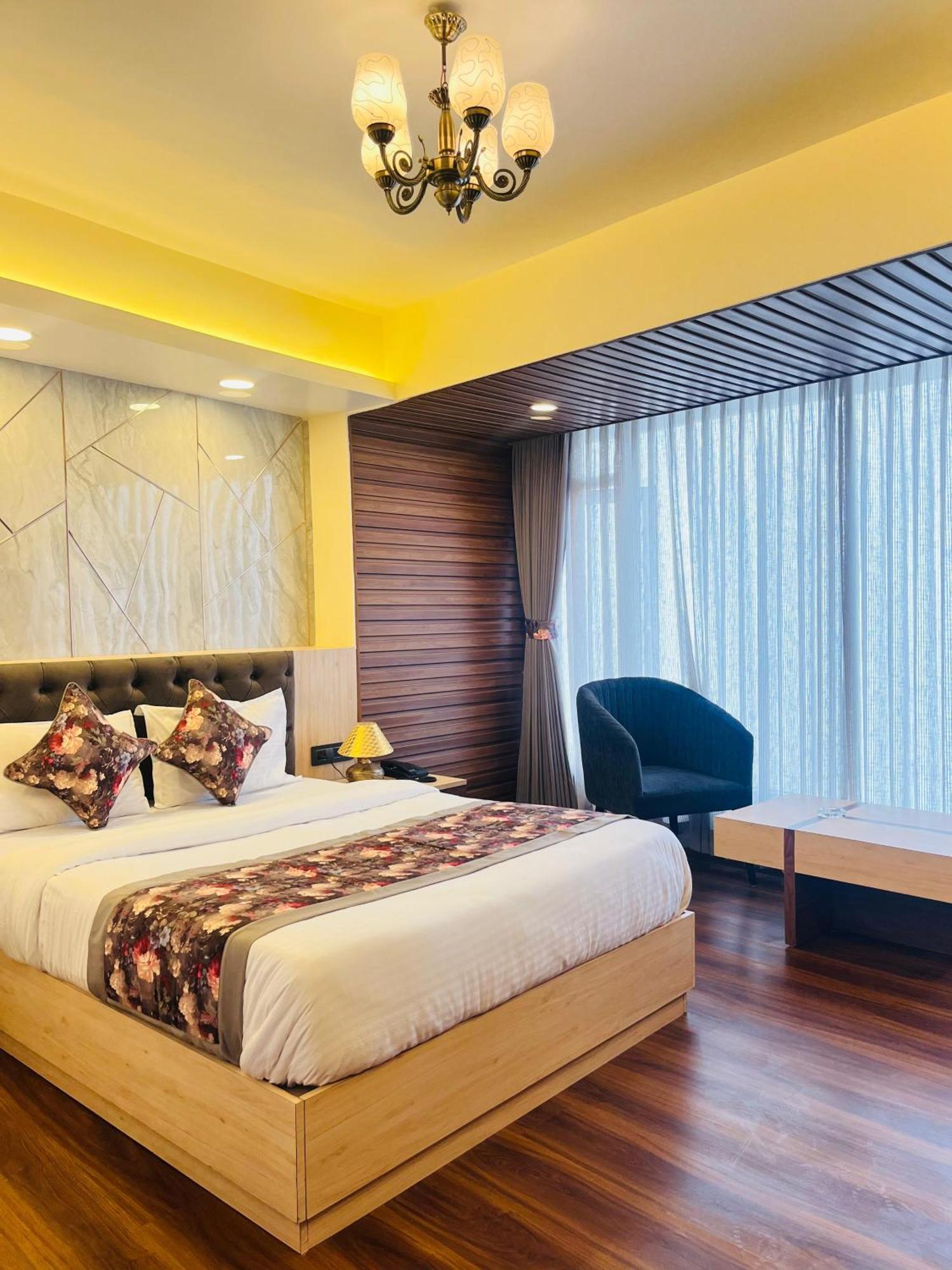 Luxury Stay At Hotel Broadway Boutique Mall Road Chowrasta Near Mahakal Temple Dardzsiling Kültér fotó