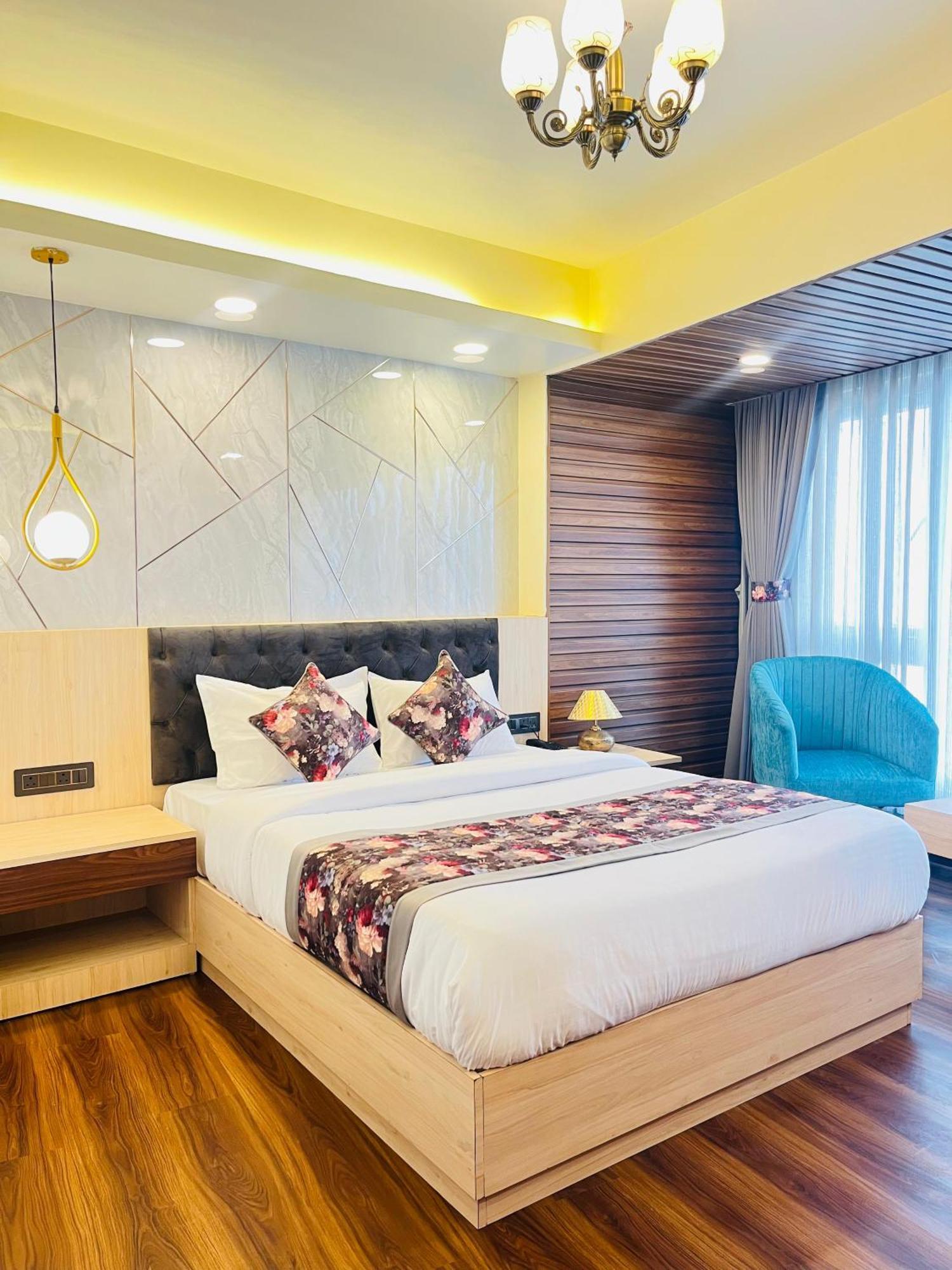 Luxury Stay At Hotel Broadway Boutique Mall Road Chowrasta Near Mahakal Temple Dardzsiling Kültér fotó