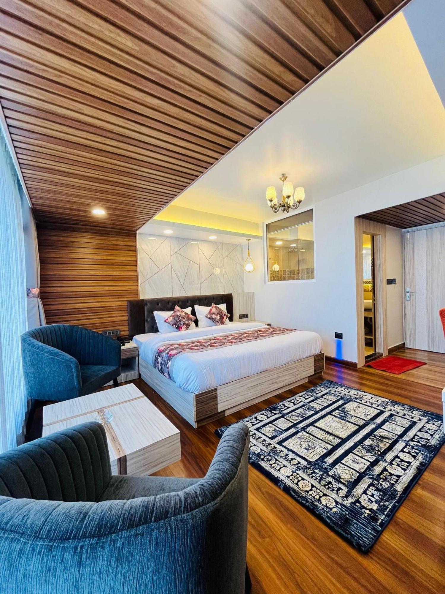 Luxury Stay At Hotel Broadway Boutique Mall Road Chowrasta Near Mahakal Temple Dardzsiling Kültér fotó